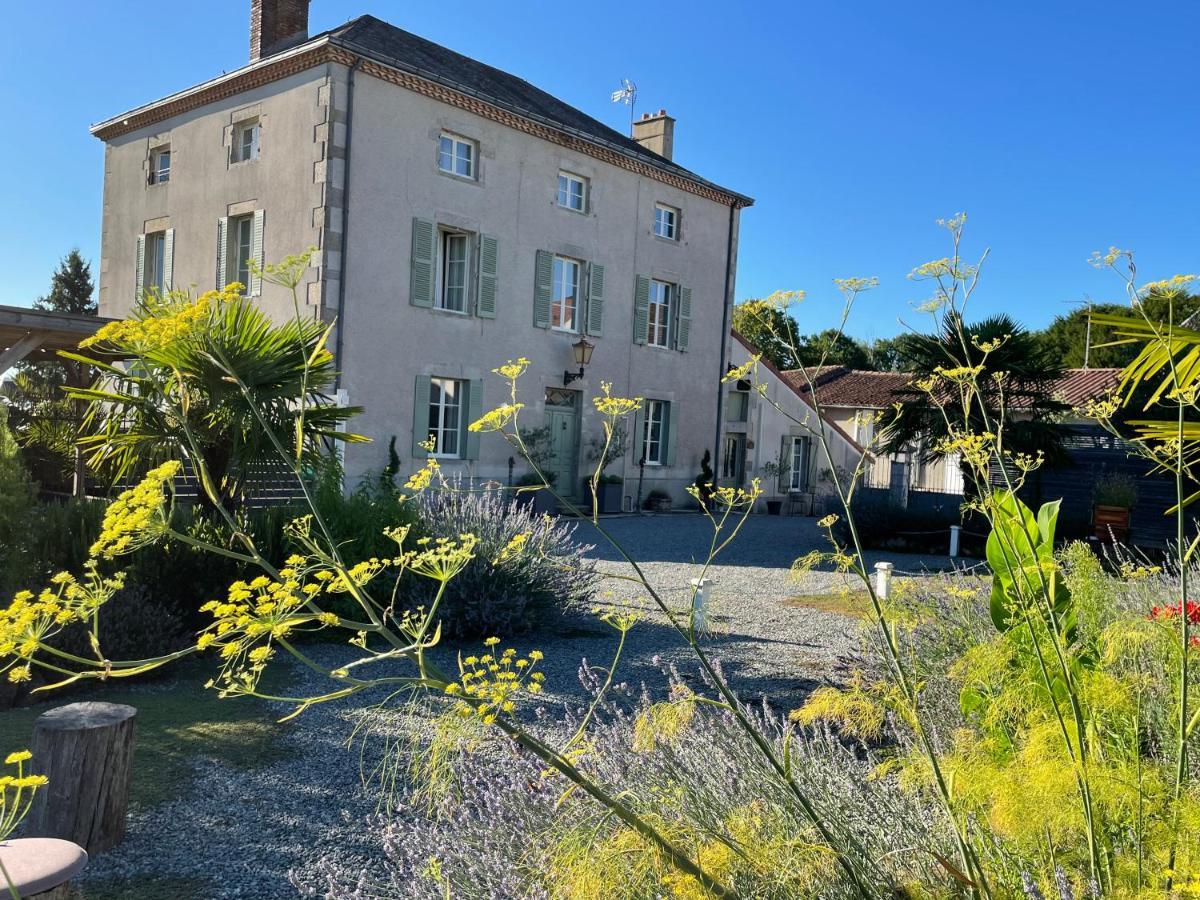 Maison Hirondelles Hotes Bed and Breakfast Mezieres-sur-Issoire Εξωτερικό φωτογραφία